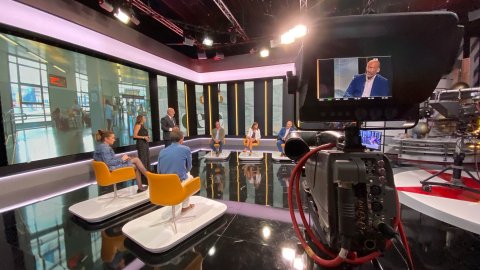 El director de Principal, Saül Gordillo, a El Fax de 8tv amb Eduard Pujol i Elisabet Cortiles i els tertulians Lluís Carrasco, Esperanza Garcia, Joan Julibert i Pilar Carracelas. Sant Just Desvern. 24 de setembre de 2022