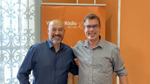 Entrevista del director de Principal, Saül Gordillo, amb Jaume Cabot, director de Vilassar Ràdio, sobre el nou mitjà digital. Vilassar de Mar. 5 d'octubre de 2022