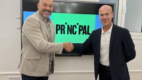 Acord entre el director de Principal, Saül Gordillo, i el delegat d'Efe a Catalunya, Leandro Lamor. Barcelona. 27 de setembre de 2022