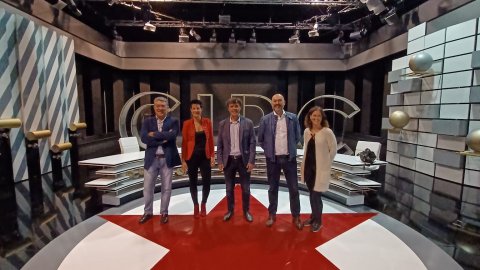 Visita institucional a les instal·lacions de 8tv i Principal de l’alcalde de Sant Just Desvern, Joan Basagañas, i regidors de l’equip de govern, rebuts per Marta Polo i Saül Gordillo. Sant Just Desvern. 14 d’octubre de 2022