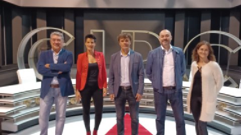 Visita institucional a les instal·lacions de 8tv i Principal de l’alcalde de Sant Just Desvern, Joan Basagañas, i regidors de l’equip de govern, rebuts per Marta Polo i Saül Gordillo. Sant Just Desvern. 14 d’octubre de 2022