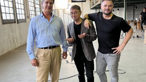 La Fábrica de Gabriel Rufián a 8tv, amb Cayetano Martínez de Irujo i Juan Carlos Monedero. Barcelona. 14 d’octubre de 2022