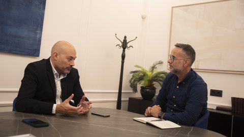 Quim Miró i Joanna Chichelnitzky entrevisten Saül Gordillo per a Comunicació 21 a la redacció de Principal. Barcelona. 19 d’octubre de 2022. Fotos: Joanna Chichelnitzky