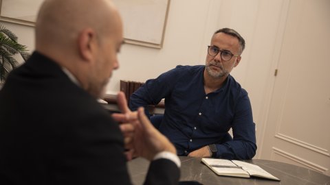 Quim Miró i Joanna Chichelnitzky entrevisten Saül Gordillo per a Comunicació 21 a la redacció de Principal. Barcelona. 19 d’octubre de 2022. Fotos: Joanna Chichelnitzky