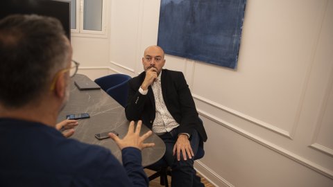 Quim Miró i Joanna Chichelnitzky entrevisten Saül Gordillo per a Comunicació 21 a la redacció de Principal. Barcelona. 19 d’octubre de 2022. Fotos: Joanna Chichelnitzky
