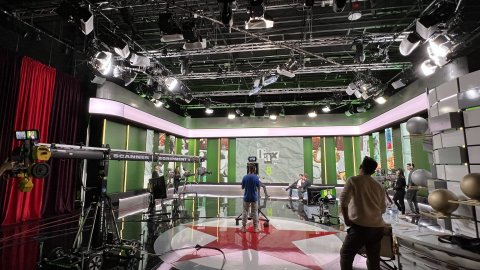 El director de Principal, Saül Gordillo, valora la derogació del delicte de sedició a El fax de 8tv, amb Ernesto Ekaizer. Sant Just Desvern. 12 de novembre de 2022