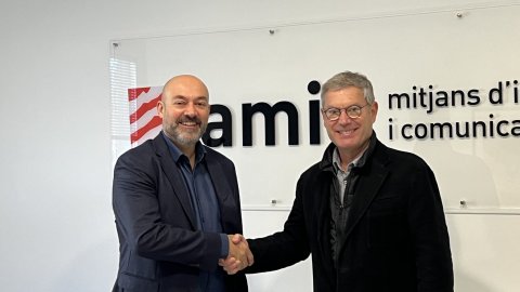 Incorporació de Principal a l’AMIC (Associació de Mitjans d'Informació i Comunicació) i signatura de l’acord entre el director del mitjà, Saül Gordillo, i el president de l’entitat, Ramon Grau. Barcelona. 29 de novembre de 2022