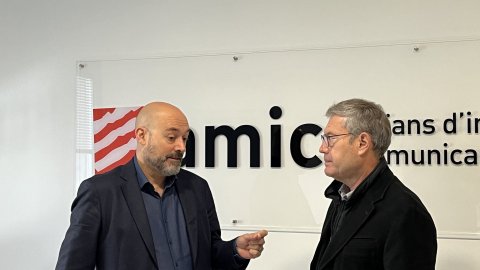 Incorporació de Principal a l’AMIC (Associació de Mitjans d'Informació i Comunicació) i signatura de l’acord entre el director del mitjà, Saül Gordillo, i el president de l’entitat, Ramon Grau. Barcelona. 29 de novembre de 2022