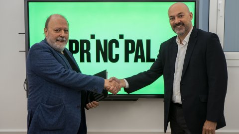 Principal es converteix en membre de l'Associació Catalana de la Premsa Comarcal (ACPC). Signatura de l’acord entre el director de Principal, Saül Gordillo, i el president de Premsa Comarcal, Francesc Fàbregas. Barcelona. 14 de novembre de 2022