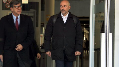 L'advocat Carles Monguilod amb el seu client, el periodista Saül Gordillo, a la Ciutat de la Justícia, per a la declaració al jutjat d'instrucció número 6 de Barcelona. L'Hospitalet de Llobregat. 26 de gener de 2023