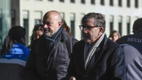 L'advocat Carles Monguilod amb el seu client, el periodista Saül Gordillo, a la Ciutat de la Justícia, per a la declaració al jutjat d'instrucció número 6 de Barcelona. L'Hospitalet de Llobregat. 26 de gener de 2023