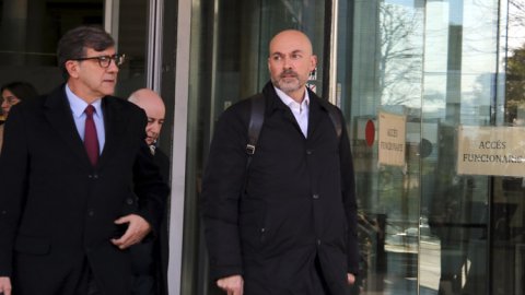 L'advocat Carles Monguilod amb el seu client, el periodista Saül Gordillo, a la Ciutat de la Justícia, per a la declaració al jutjat d'instrucció número 6 de Barcelona. L'Hospitalet de Llobregat. 26 de gener de 2023