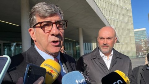 L'advocat Carles Monguilod amb el seu client, el periodista Saül Gordillo, a la Ciutat de la Justícia, per a la declaració al jutjat d'instrucció número 6 de Barcelona. L'Hospitalet de Llobregat. 26 de gener de 2023