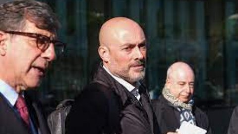 L'advocat Carles Monguilod amb el seu client, el periodista Saül Gordillo, a la Ciutat de la Justícia, per a la declaració al jutjat d'instrucció número 6 de Barcelona. L'Hospitalet de Llobregat. 26 de gener de 2023