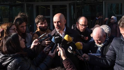 L'advocat Carles Monguilod amb el seu client, el periodista Saül Gordillo, a la Ciutat de la Justícia, per a la declaració al jutjat d'instrucció número 6 de Barcelona. L'Hospitalet de Llobregat. 26 de gener de 2023
