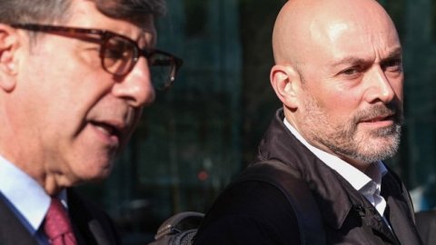L'advocat Carles Monguilod amb el seu client, el periodista Saül Gordillo, a la Ciutat de la Justícia, per a la declaració al jutjat d'instrucció número 6 de Barcelona. L'Hospitalet de Llobregat. 26 de gener de 2023