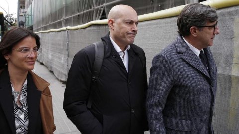 El periodista Saül Gordillo, l'advocat Carles Monguilod i l'advocada Míriam Campa, al jutjat d'instrucció número 5 de Badalona. 2 de març de 2023