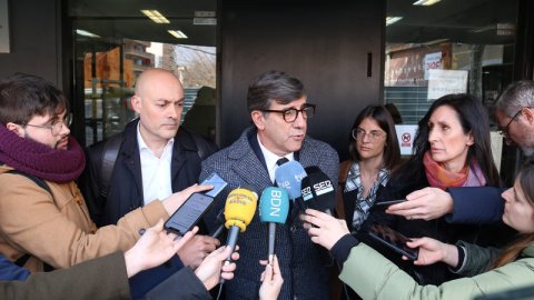 El periodista Saül Gordillo, l'advocat Carles Monguilod i l'advocada Míriam Campa, al jutjat d'instrucció número 5 de Badalona. 2 de març de 2023