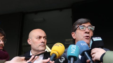 El periodista Saül Gordillo, l'advocat Carles Monguilod i l'advocada Míriam Campa, al jutjat d'instrucció número 5 de Badalona. 2 de març de 2023
