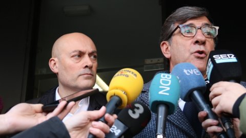 El periodista Saül Gordillo, l'advocat Carles Monguilod i l'advocada Míriam Campa, al jutjat d'instrucció número 5 de Badalona. 2 de març de 2023