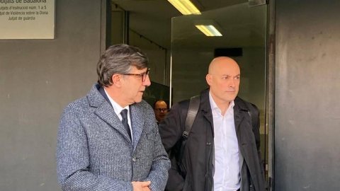 El periodista Saül Gordillo, l'advocat Carles Monguilod i l'advocada Míriam Campa, al jutjat d'instrucció número 5 de Badalona. 2 de març de 2023
