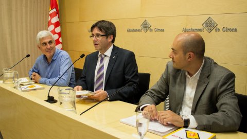 Presentació del llibre de Saül Gordillo 'Sobirania.cat' a la Sala Miquel Diumé de l'Ajuntament de Girona, amb l'alcalde de Girona, Carles Puigdemont, i el professor de Turisme José Antonio Donaire. Girona. 1 de juliol de 2014