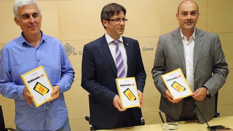 Presentació del llibre de Saül Gordillo 'Sobirania.cat' a la Sala Miquel Diumé de l'Ajuntament de Girona, amb l'alcalde de Girona, Carles Puigdemont, i el professor de Turisme José Antonio Donaire. Girona. 1 de juliol de 2014