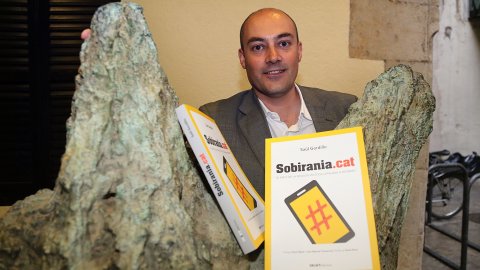 Presentació del llibre de Saül Gordillo 'Sobirania.cat' a la Sala Miquel Diumé de l'Ajuntament de Girona, amb l'alcalde de Girona, Carles Puigdemont, i el professor de Turisme José Antonio Donaire. Girona. 1 de juliol de 2014