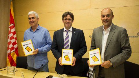 Presentació del llibre de Saül Gordillo 'Sobirania.cat' a la Sala Miquel Diumé de l'Ajuntament de Girona, amb l'alcalde de Girona, Carles Puigdemont, i el professor de Turisme José Antonio Donaire. Girona. 1 de juliol de 2014