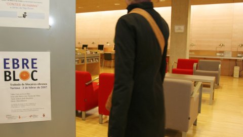 Primera edició de l'Ebrebloc, trobada de blocaires ebrencs a Tortosa, a la sala polivalent de la Biblioteca Marcel·lí Domingo. Taula redona amb blocaires Javier Leiva, Saül Gordillo, Daniel Closa, Josep Emili Fonollosa, Meritxell Roigé i Manel Zaera. Tortosa. 3 de febrer de 2007