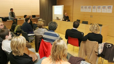 Primera edició de l'Ebrebloc, trobada de blocaires ebrencs a Tortosa, a la sala polivalent de la Biblioteca Marcel·lí Domingo. Taula redona amb blocaires Javier Leiva, Saül Gordillo, Daniel Closa, Josep Emili Fonollosa, Meritxell Roigé i Manel Zaera. Tortosa. 3 de febrer de 2007