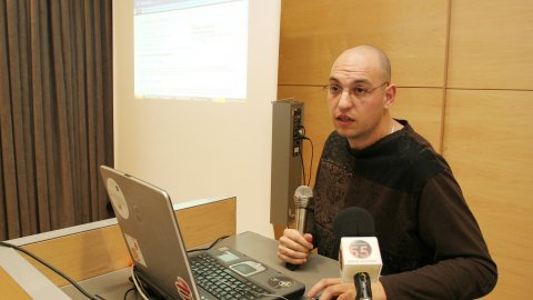 Primera edició de l'Ebrebloc, trobada de blocaires ebrencs a Tortosa, a la sala polivalent de la Biblioteca Marcel·lí Domingo. Taula redona amb blocaires Javier Leiva, Saül Gordillo, Daniel Closa, Josep Emili Fonollosa, Meritxell Roigé i Manel Zaera. Tortosa. 3 de febrer de 2007
