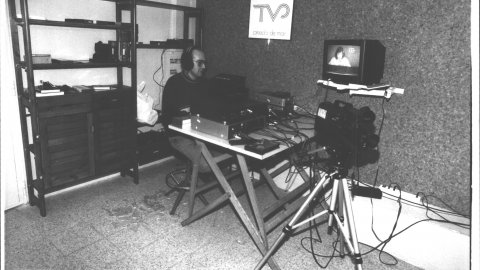 Xavier Alés, a les instal·lacions de Televisió Pública Pineda de Mar. Pineda de Mar. Abril de 1993