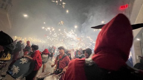 Mataró. Les Santes 2023. Desvetllament bellugós i Escapada a negra nit. Nit Boja. Matinada del 25 al 26 de juliol de 2023