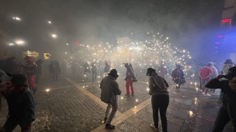 Mataró. Les Santes 2023. Desvetllament bellugós i Escapada a negra nit. Nit Boja. Matinada del 25 al 26 de juliol de 2023