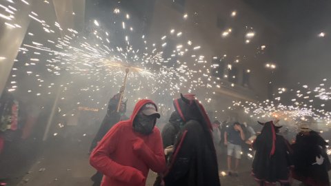 Les Santes 2023. Desvetllament bellugós i Escapada a negra nit. Nit Boja. Mataró. Matinada del 25 al 26 de juliol de 2023