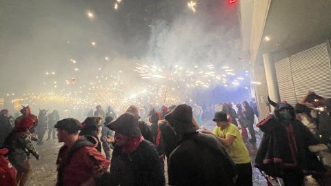 Les Santes 2023. Desvetllament bellugós i Escapada a negra nit. Nit Boja. Mataró. Matinada del 25 al 26 de juliol de 2023