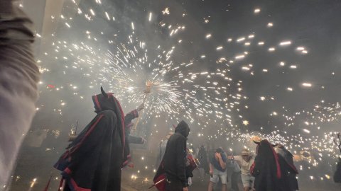 Les Santes 2023. Desvetllament bellugós i Escapada a negra nit. Nit Boja. Mataró. Matinada del 25 al 26 de juliol de 2023