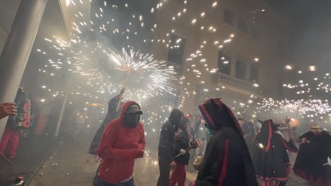 Les Santes 2023. Desvetllament bellugós i Escapada a negra nit. Nit Boja. Mataró. Matinada del 25 al 26 de juliol de 2023