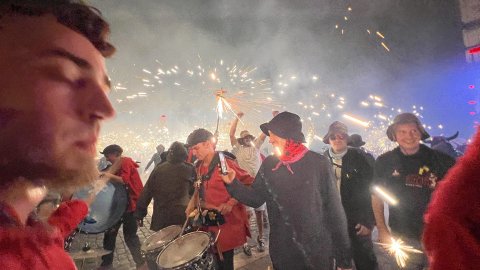 Les Santes 2023. Desvetllament bellugós i Escapada a negra nit. Nit Boja. Mataró. Matinada del 25 al 26 de juliol de 2023