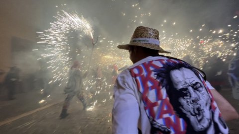 Les Santes 2023. Desvetllament bellugós i Escapada a negra nit. Nit Boja. Mataró. Matinada del 25 al 26 de juliol de 2023