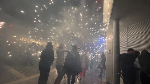 Les Santes 2023. Desvetllament bellugós i Escapada a negra nit. Nit Boja. Mataró. Matinada del 25 al 26 de juliol de 2023