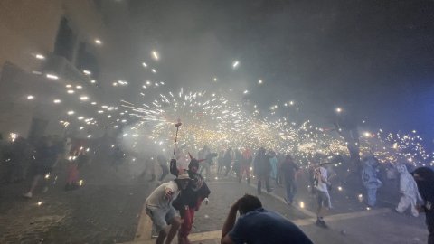 Les Santes 2023. Desvetllament bellugós i Escapada a negra nit. Nit Boja. Mataró. Matinada del 25 al 26 de juliol de 2023