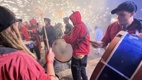 Les Santes 2023. Desvetllament bellugós i Escapada a negra nit. Nit Boja. Mataró. Matinada del 25 al 26 de juliol de 2023