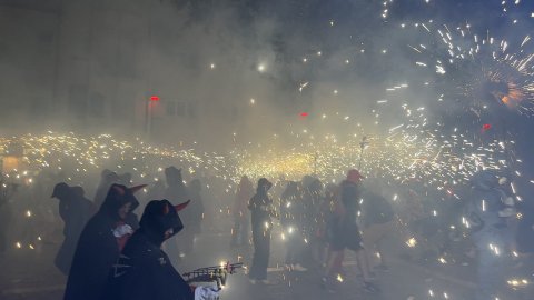 Les Santes 2023. Desvetllament bellugós i Escapada a negra nit. Nit Boja. Mataró. Matinada del 25 al 26 de juliol de 2023
