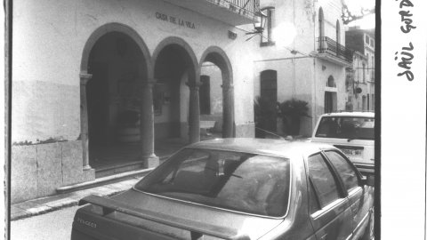 Cotxe del regidor d'Hisenda de l'Ajuntament de Pineda de Mar. 1993. Foto: Saül Gordillo (El Punt)