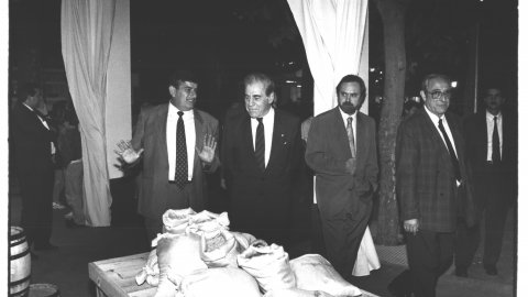 Inauguració de la XII Fira de Calella i l'Alt Maresme, amb el conseller Agustí Bassols i l'alcalde, Joaquim Rey, acompanyats de Josep Maria Codina. 1992. Foto: Saül Gordillo (El Punt)