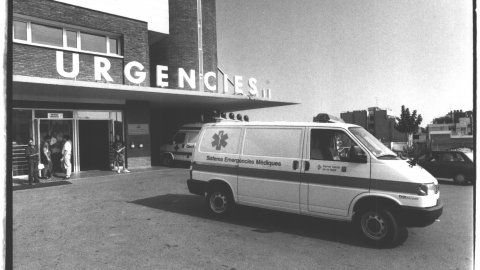Ambulància del Servei d'Emergències Mèdiques (SEM), a l'hospital de Sant Jaume de Calella. 1992. Foto: Saül Gordillo (El Punt)