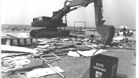 Desmantellament de les guinguetes de la platja de Calella. 1991. Foto: Saül Gordillo (El Punt)