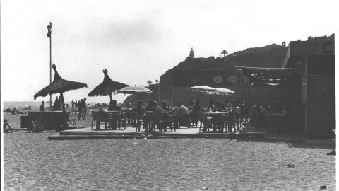 Guingueta de la platja de Calella. 1991. Foto: Saül Gordillo (El Punt)